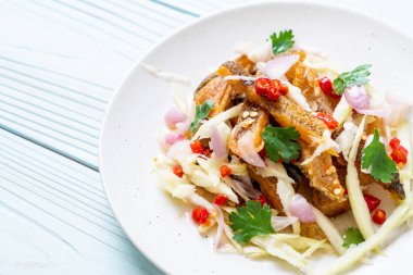 gevrek gurami balığı ile baharatlı salata