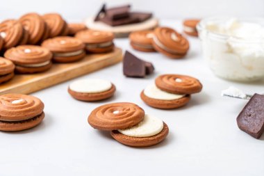 kremalı çikolatalı kurabiye