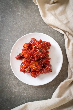 Baharatlı soslu kızarmış tavuk 