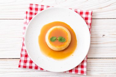 Ev yapımı karamel kremalı puding