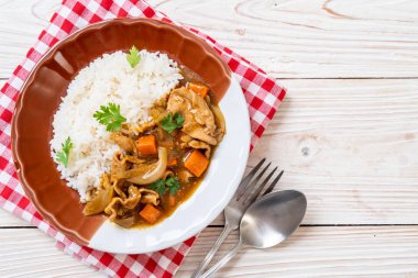 Japon köri pirinç dilimlenmiş domuz eti, havuç ve soğan ile