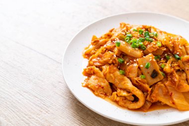 kimchi ile tavada kızartılmış domuz eti 