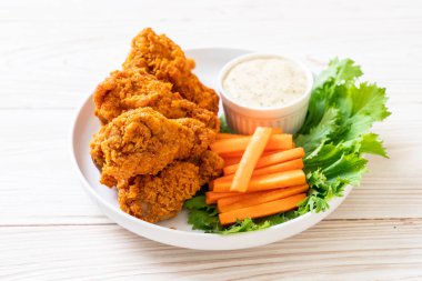 Kızarmış baharatlı tavuk kanadı