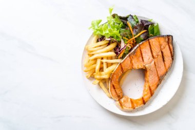 sebze ve patates kızartması ile ızgara somon biftek fileto