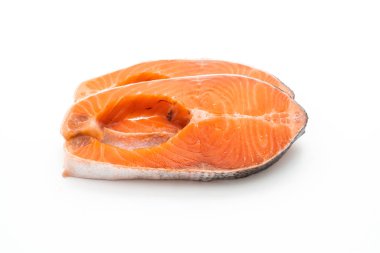 Beyaz arka planda taze somon çiğ