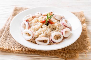 Kalamarlar veya ahtapot risotto