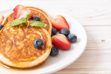 taze yaban mersini, taze çilek ve bal ile gözleme