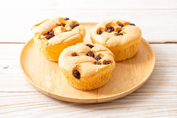 Gâteau de tasse d'éponge avec raisin — Photo