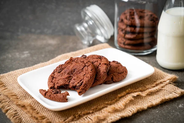 Шоколадное печенье с шоколадом — стоковое фото
