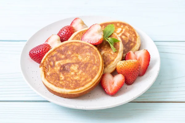 Pancake with fresh strawberries — Stock Photo, Image