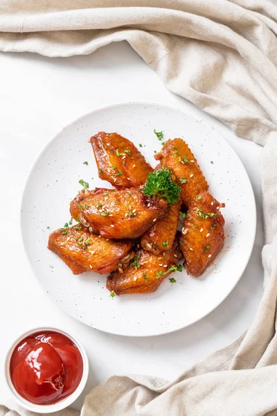 Barbekü tavuk kanatları beyaz susam ile