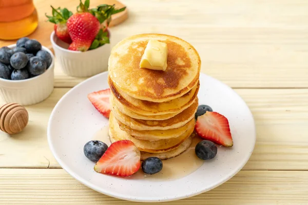 Pancake dengan stroberi, blueberry dan madu — Stok Foto