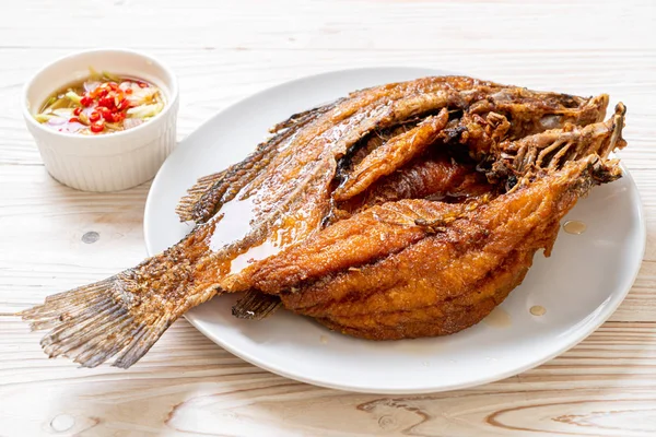 Peixe frito com molho de peixe — Fotografia de Stock