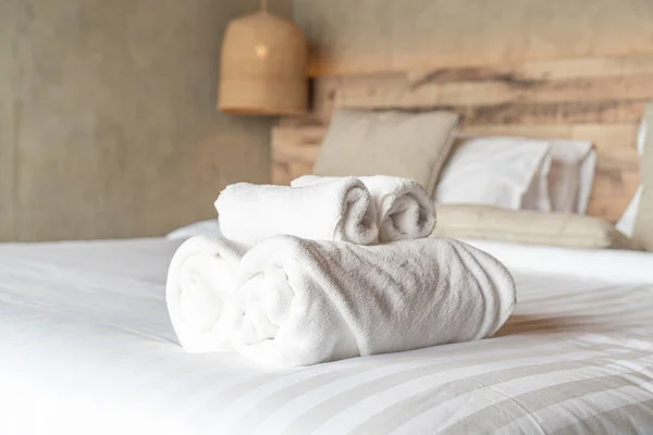Vit handduk om säng dekoration i sovrummet — Stockfoto