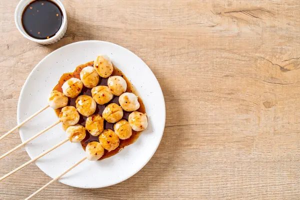 Albóndigas de cerdo a la parrilla con salsa de chile dulce — Foto de Stock