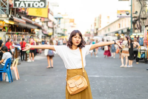 Mujer asiática feliz y hermosa viajando en Khao Sarn Road, Tha —  Fotos de Stock