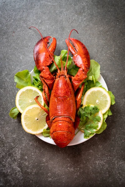 haşlanmış ıstakoz sebze ve limon ile