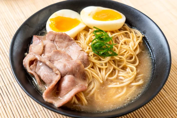 Tonkotsu ramen noodles with pork and egg — Stock Photo, Image
