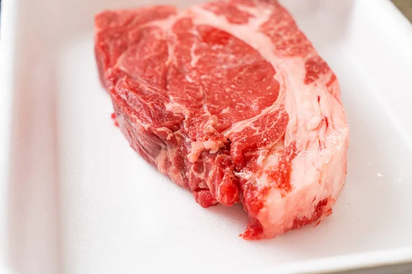 Świeży surowy stek wołowy — Zdjęcie stockowe