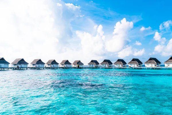 Trópusi Maldív-szigetek Resort Hotel és sziget a strand és a tenger a — Stock Fotó