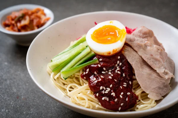 Bibim naengmyeon - fideos fríos coreanos — Foto de Stock