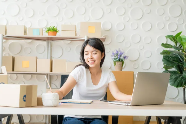 Young asian woman start up small business owner working with dig — Stock Photo, Image