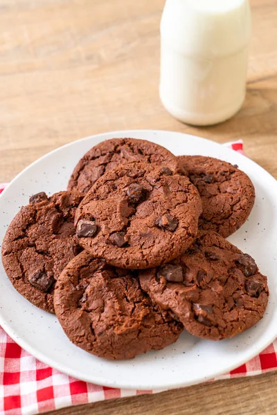 Biscoitos de chocolate com chips de chocolate — Fotografia de Stock