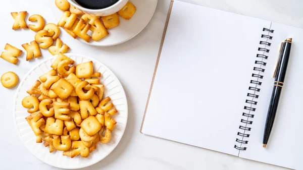 Biscoitos de alfabeto com outros biscoitos — Fotografia de Stock