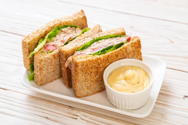 Ev yapımı ton balıklı sandviç 