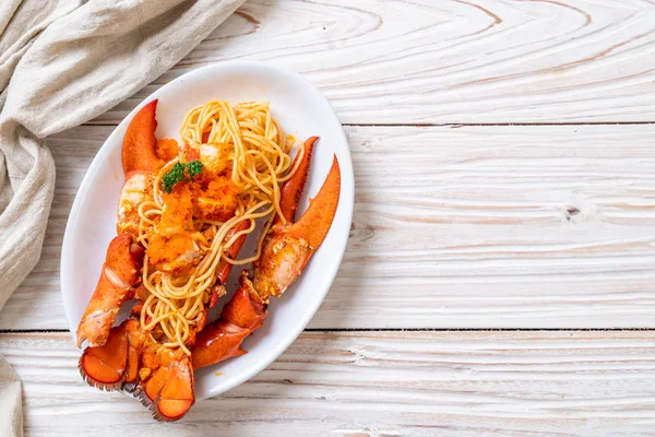 Espaguetis de langosta con huevo de camarón —  Fotos de Stock