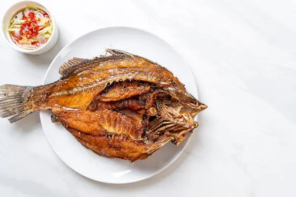 Peixe frito com molho de peixe — Fotografia de Stock