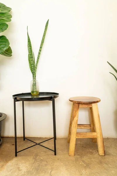 Chaise en bois vide avec table — Photo