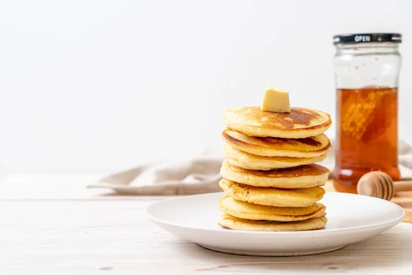 Tortitas con mantequilla y miel — Foto de Stock