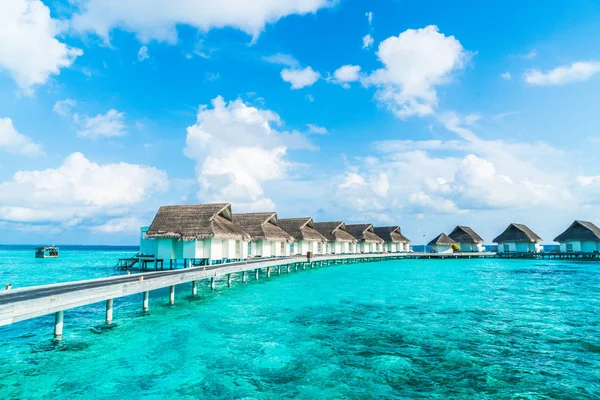 Plaj ve deniz ile tropikal Maldivler tatil otel ve ada — Stok fotoğraf