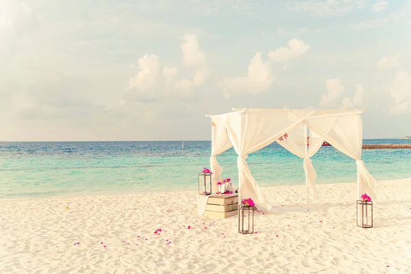 Bröllop båge på stranden med tropiska Maldiverna utväg och hav — Stockfoto