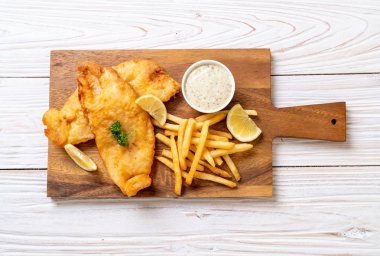 Kızartmalı balık ve patates kızartması.