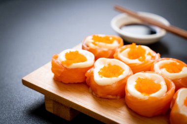 mayonez ve karides yumurta ile taze somon suşi rulo