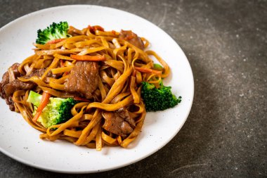 domuz ve sebze ile kızarmış erişte