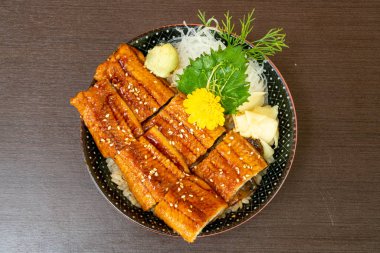 eel (Unagi) pirinç kase (donburi tepesinde)