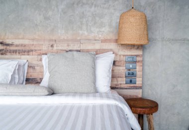 yatakta güzel rahat yastıklar