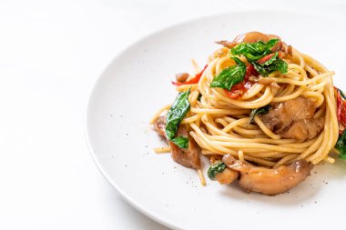 tavuk ve fesleğen ile karıştırın-kızarmış spagetti