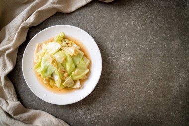 Balık soslu tavada kızartılmış lahana