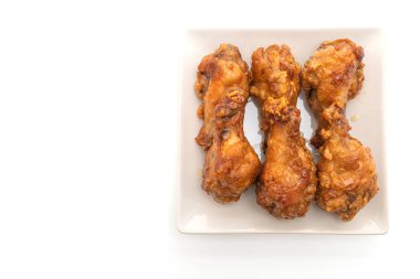 Beyaz arka planda kızarmış tavuk