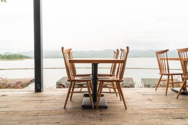 kafe restoranda ahşap masa ve sandalye