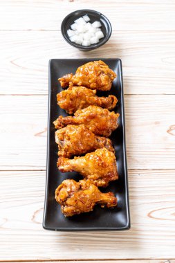 Soslu kızarmış tavuk.