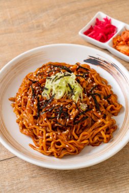 Kore sıcak ve baharatlı anlık noodle kimchi ile