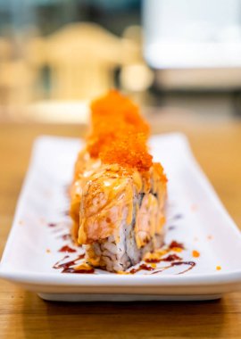 Peynir ile somon rulo suşi