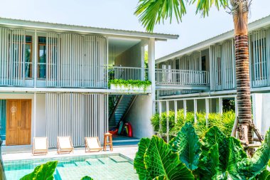 yüzme havuzu etrafında yatak havuzu