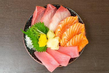 taze somon, ton balığı ve hamachi pirinç kase (donburi tepesinde)