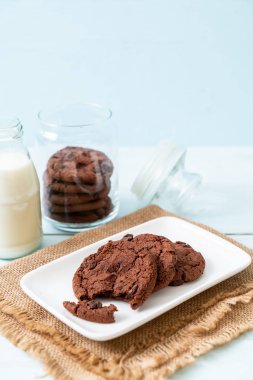 çikolata parçaları ile çikolatalı kurabiye 